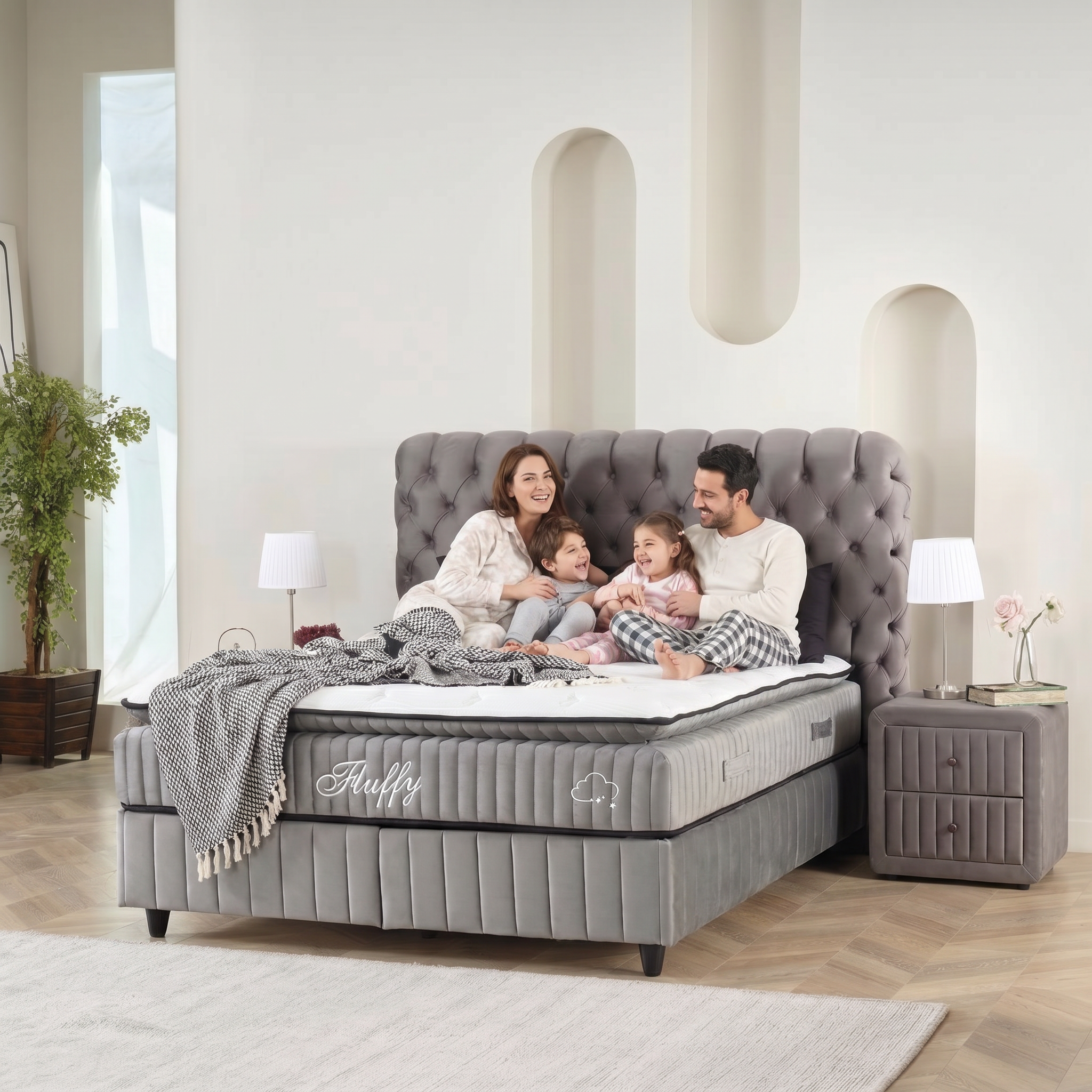 Famille souriante sur un lit boxspring BSS Fluffy gris