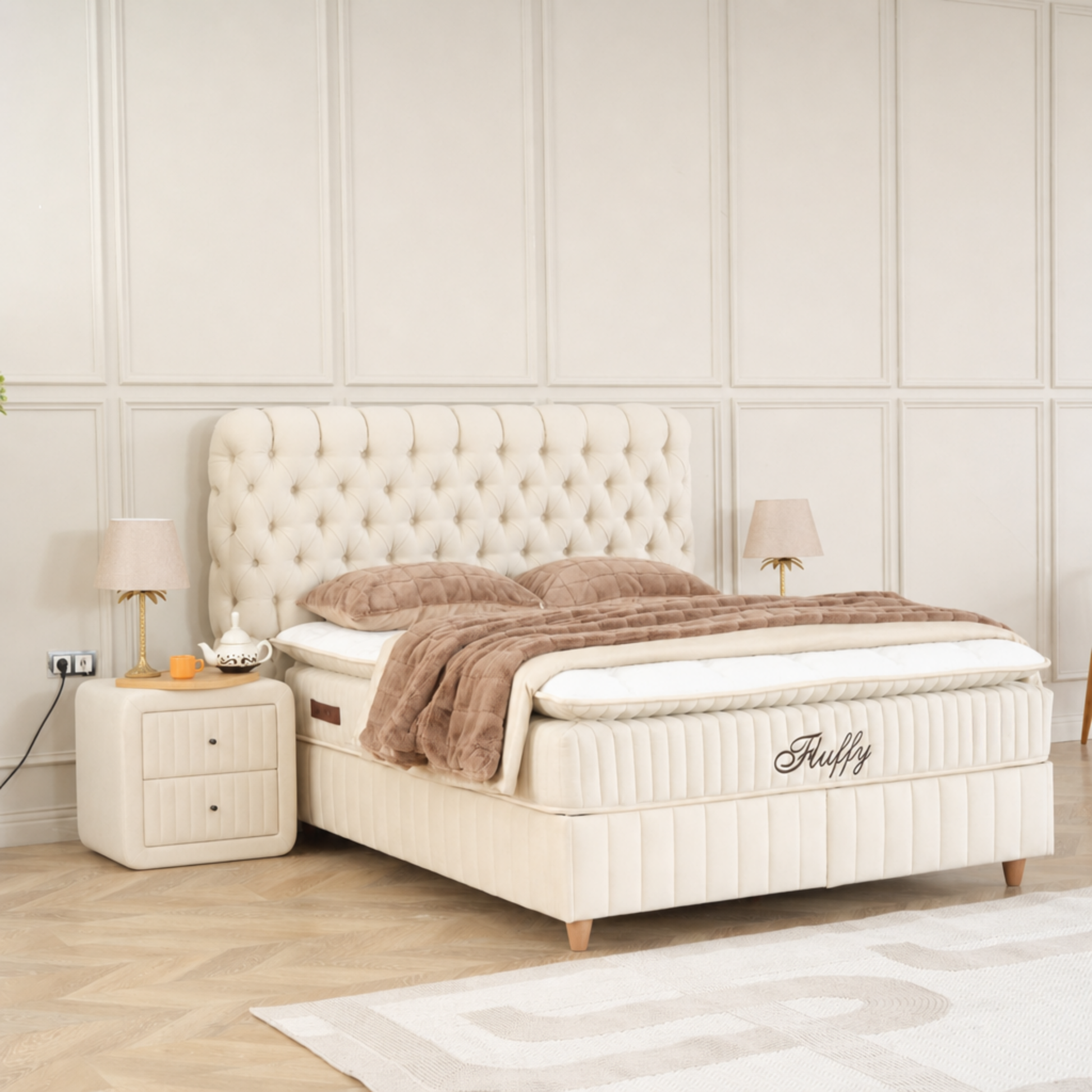 Lit boxspring BSS Fluffy crème dans une chambre classique avec lampes de chevet