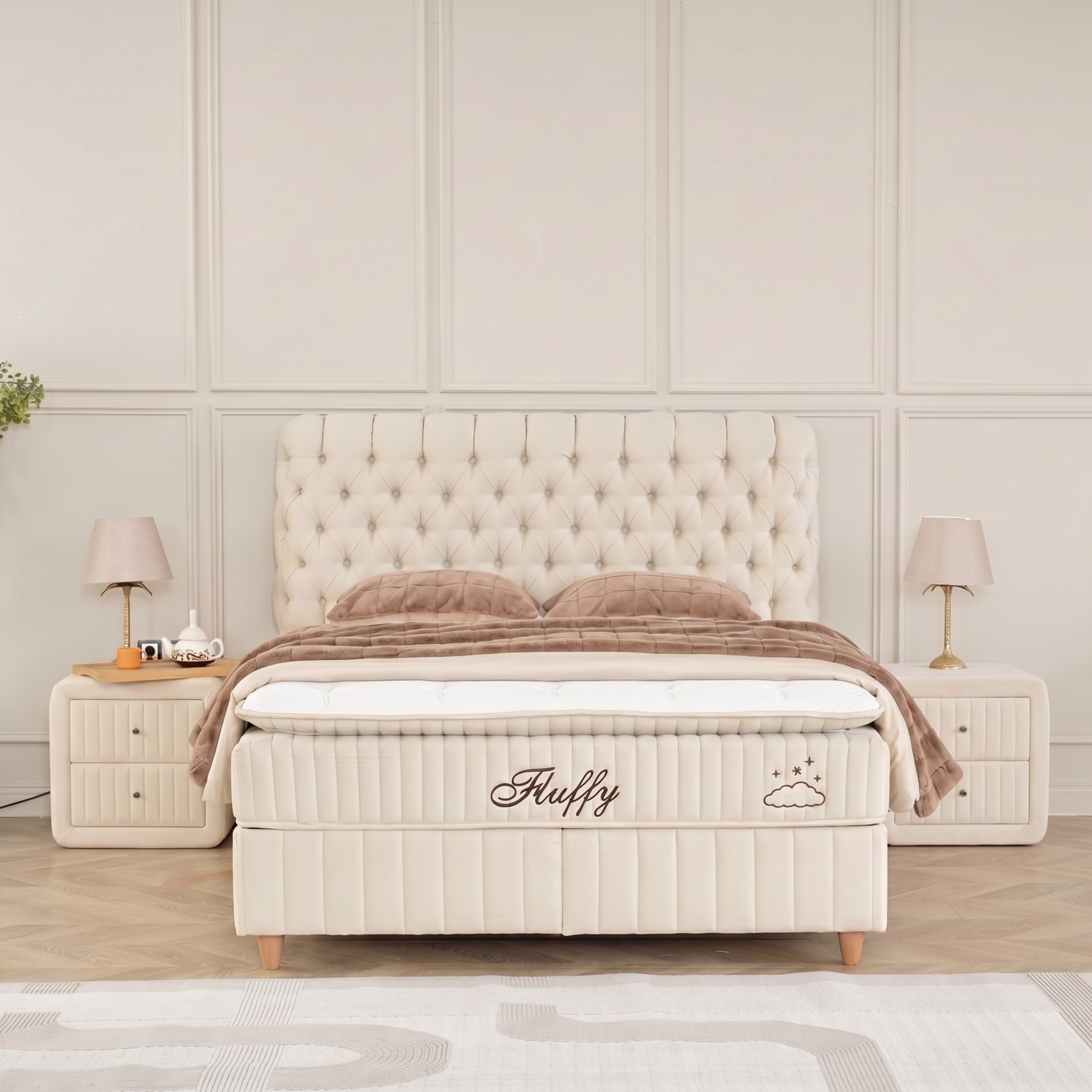 Lit boxspring BSS Fluffy crème dans une chambre lumineuse aux murs mouldés