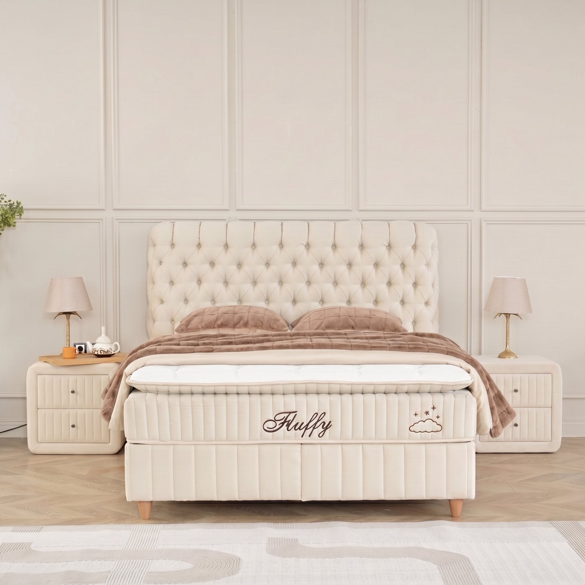 Lit boxspring BSS Fluffy crème dans une chambre lumineuse aux murs mouldés
