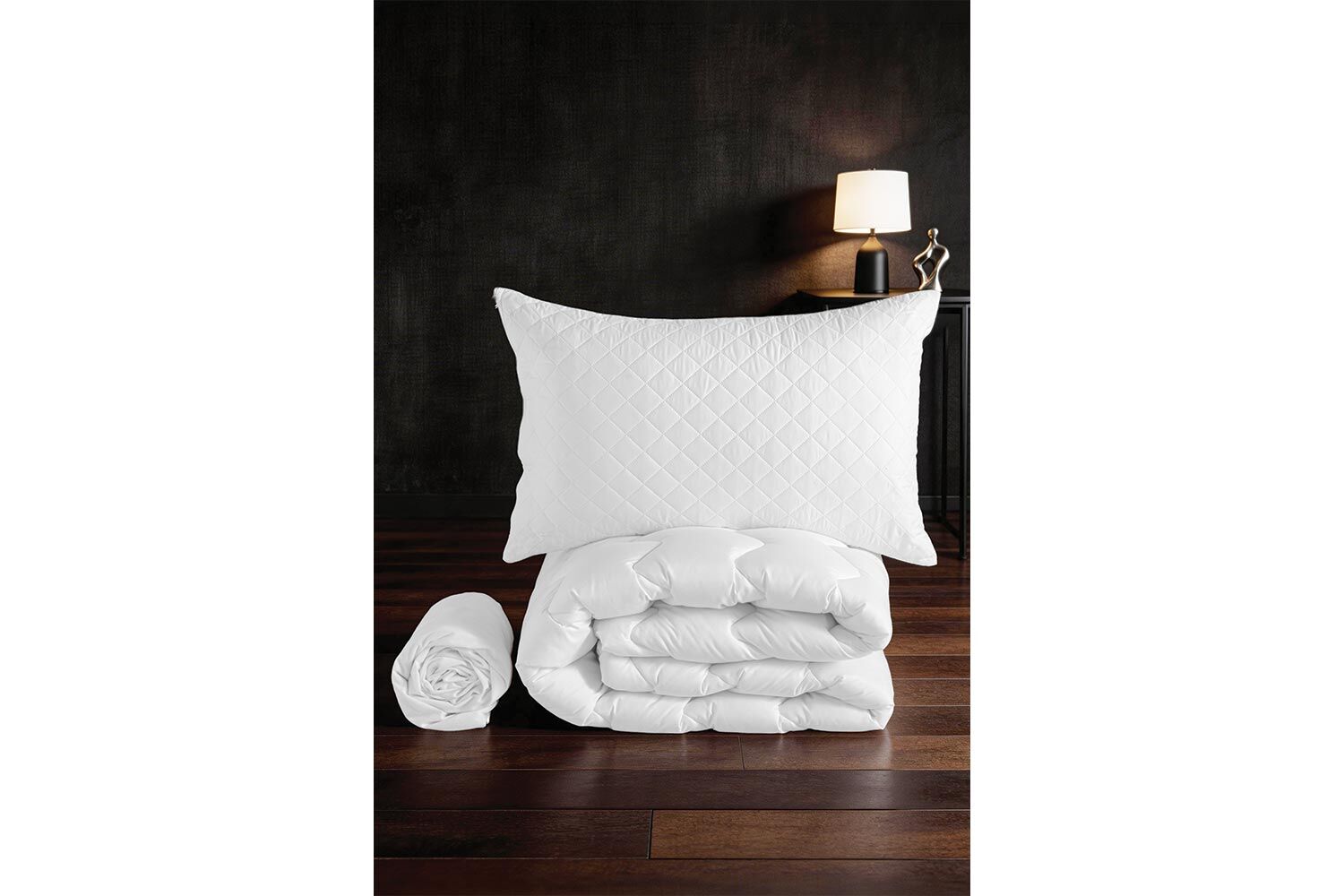 Oreiller matelassé et couette du set Mogy dans une chambre élégante